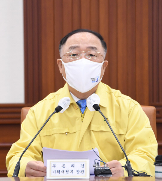 홍남기 부총리 겸 기획재정부 장관이 9일 서울 광화문 정부서울청사에서 열린 '제37차 비상경제 중앙대책본부 회의 겸 2021년 제3차 혁신성장전략회의'를 주재, 모두발언을 하고 있다. <기획재정부 제공>